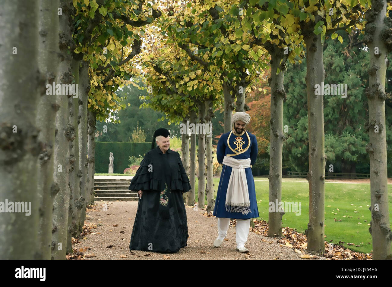 VICTORIA Y ABDUL 2017 Focus Features film con Judi Dench como la Reina Victoria y Ali Fazal como Abdul Kartim Foto de stock