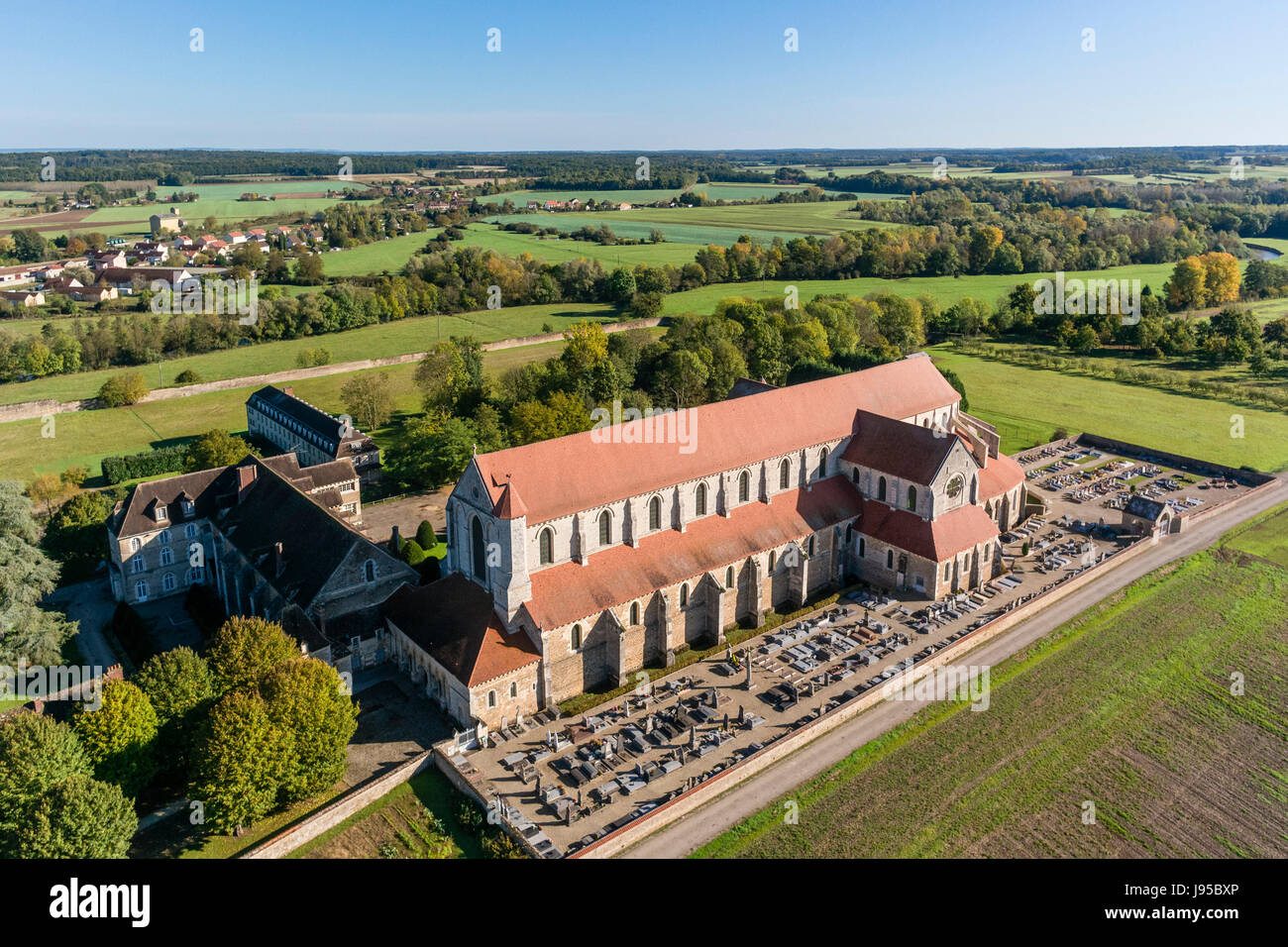 Francia, Yonne, Pontigny, abadía cisterciense de Pontigny (vista aérea) Foto de stock