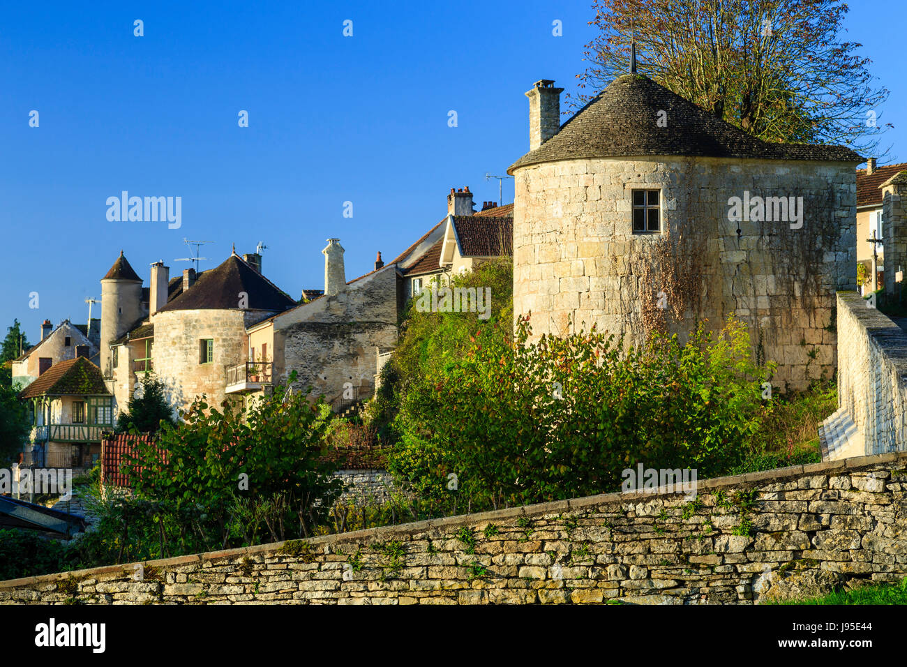 Francia, Yonne, Noyers o Noyers sur Serein, etiquetados Les Plus Beaux de France (Los pueblos más bellos de Francia), aldea de fortificaciones Foto de stock