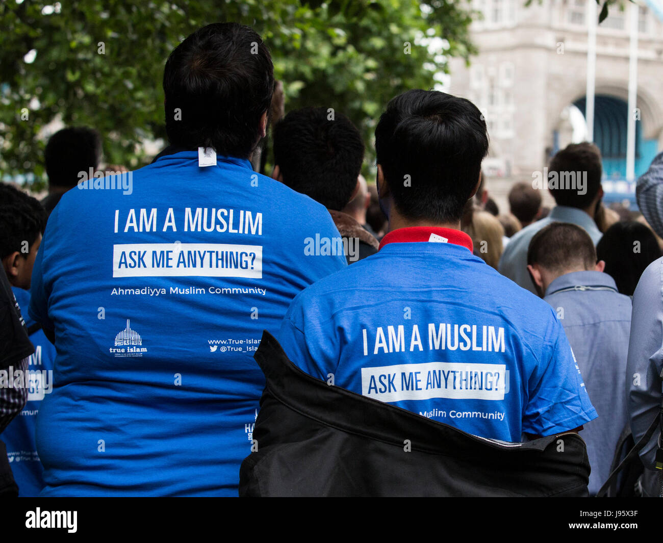 Londres, Reino Unido. El 5 de junio, 2017. Los musulmanes asistir a la vigilia. Una vigilia para recordar a las víctimas del atentado terrorista de London Bridge se lleva a cabo en el City Hall. Crédito: fotografías vibrantes/Alamy Live News Foto de stock