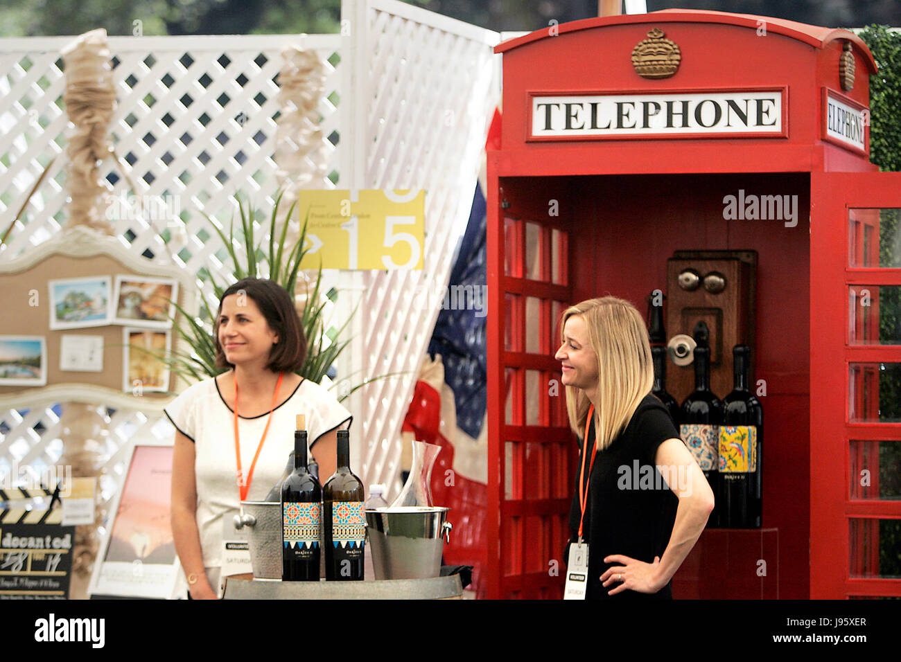 Junio 3, 2017 - Napa, CA, EE.UU. - Alessandra Boscarino, izquierda, y Jessica haya con bodega Dariush Dariush cerca del lote en subasta 2017 Meadowood Napa Valley en el valle de Napa en Santa Elena en sábado. El pujador ganador recibiría, entre otras cosas, pasajes de avión a Londres, el vino, el alojamiento, las comidas y el centro de la Cancha los asientos en Wimbledon. (Crédito de la Imagen: © Napa Valley registrarse a través de Zuma Wire) Foto de stock