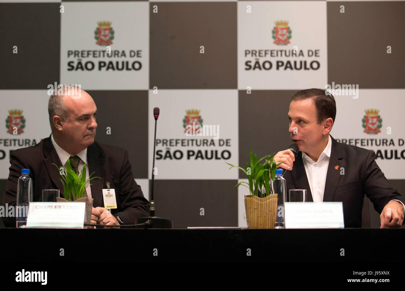 SÃO PAULO, SP - 05.06.2017: PREFEITURA LANÇA PROJETO LINHAS VERDES - El alcalde Joao Doria junto al presidente de AES Eletropaulo Charles Lenzi durante una conferencia de prensa en la tarde de este lunes (05) en la sede de la municipalidad de la ciudad. Una asociación se ha firmado un acuerdo que permitirá la plantación de árboles en el marco de la "líneas&quof el ele Eletropaulo. (Foto: Bruno Rocha/Fotoarena) Foto de stock