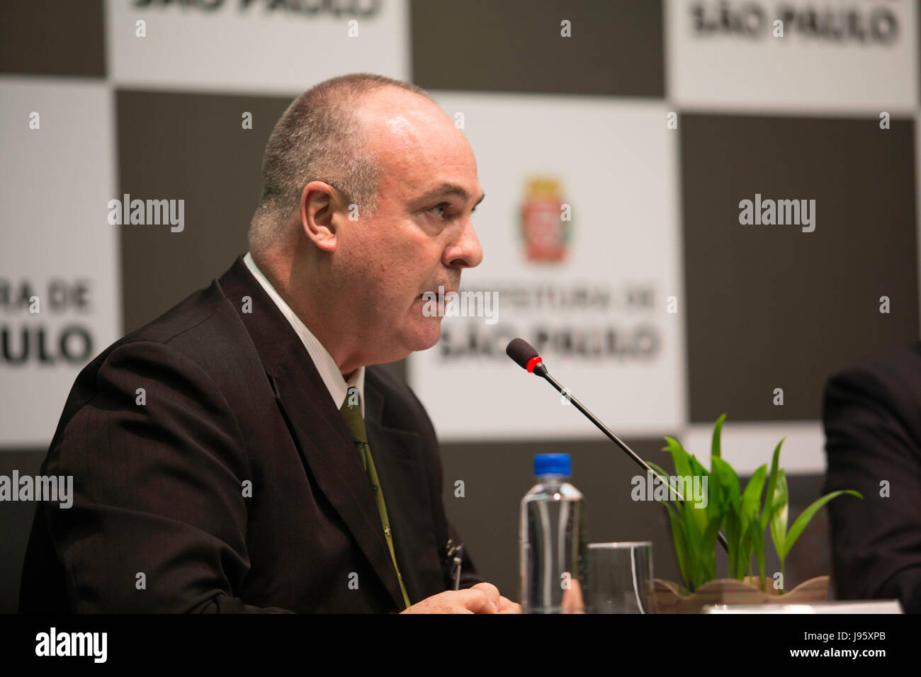 SÃO PAULO, SP - 05.06.2017: PREFEITURA LANÇA PROJETO LINHAS VERDES - El presidente de AES Eletropaulo Charles Lenzi durante una conferencia de prensa el lunes por la tarde (05) en el ayuntamiento de la ciudad. Un acuerdo de colaboración ha sido firmado para que los árboles comienzan a ser plantado bajo la empresa's li (Ph (Foto: Bruno Rocha/Fotoarena) Foto de stock