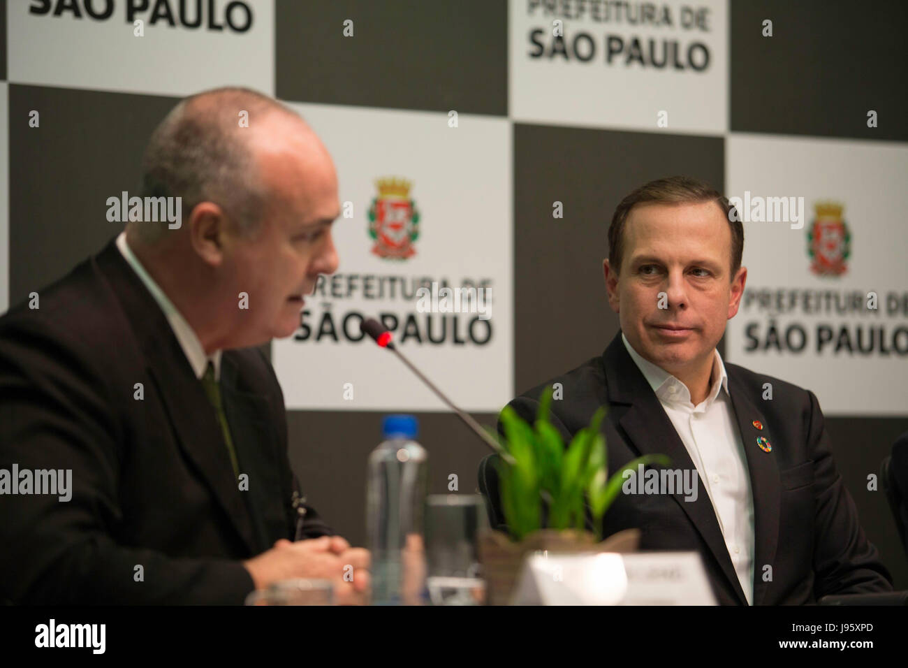 SÃO PAULO, SP - 05.06.2017: PREFEITURA LANÇA PROJETO LINHAS VERDES - El alcalde Joao Doria junto al presidente de AES Eletropaulo Charles Lenzi durante una conferencia de prensa en la tarde de este lunes (05) en la sede de la municipalidad de la ciudad. Una asociación se ha firmado un acuerdo que permitirá la plantación de árboles en el marco de la "líneas&quof el ele Eletropaulo. (Foto: Bruno Rocha/Fotoarena) Foto de stock