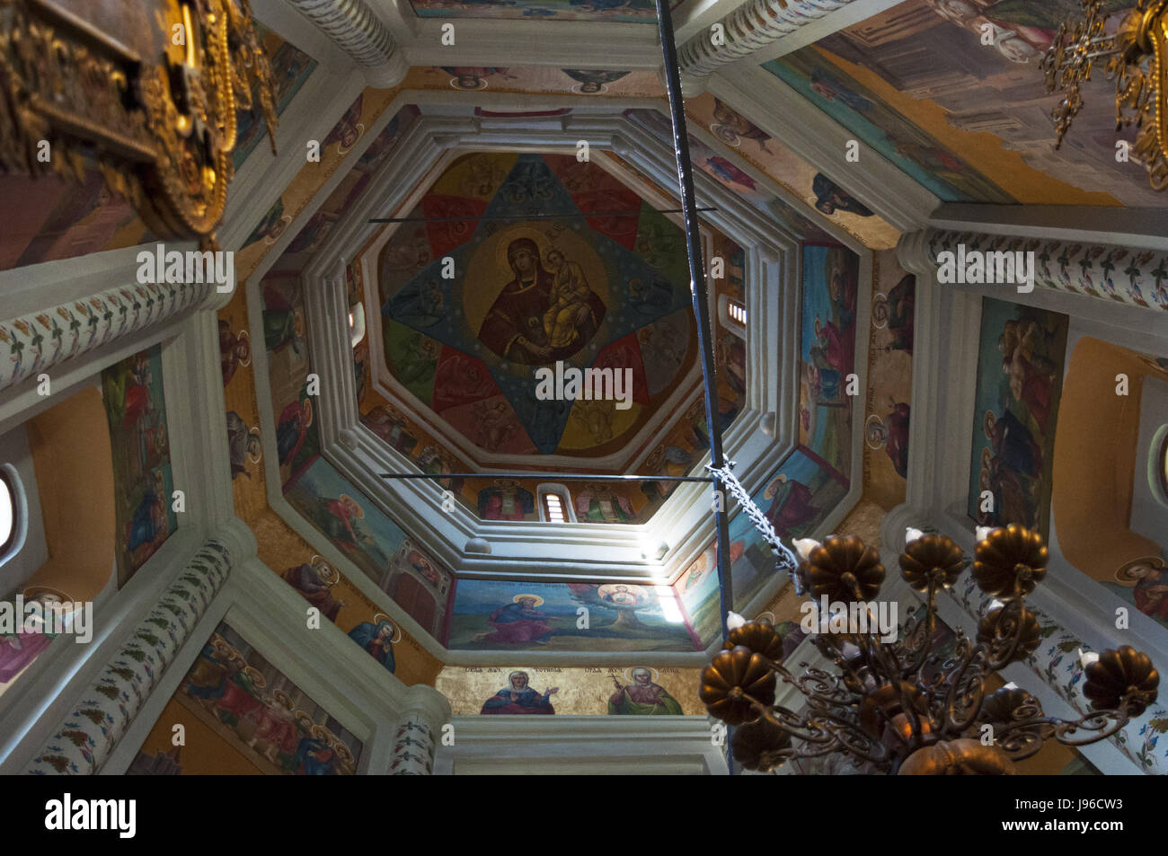 Moscú: la cúpula y el altar de la Iglesia de Los Santos Cipriano y Justina, al norte de la iglesia de la Catedral de San Basilio Foto de stock