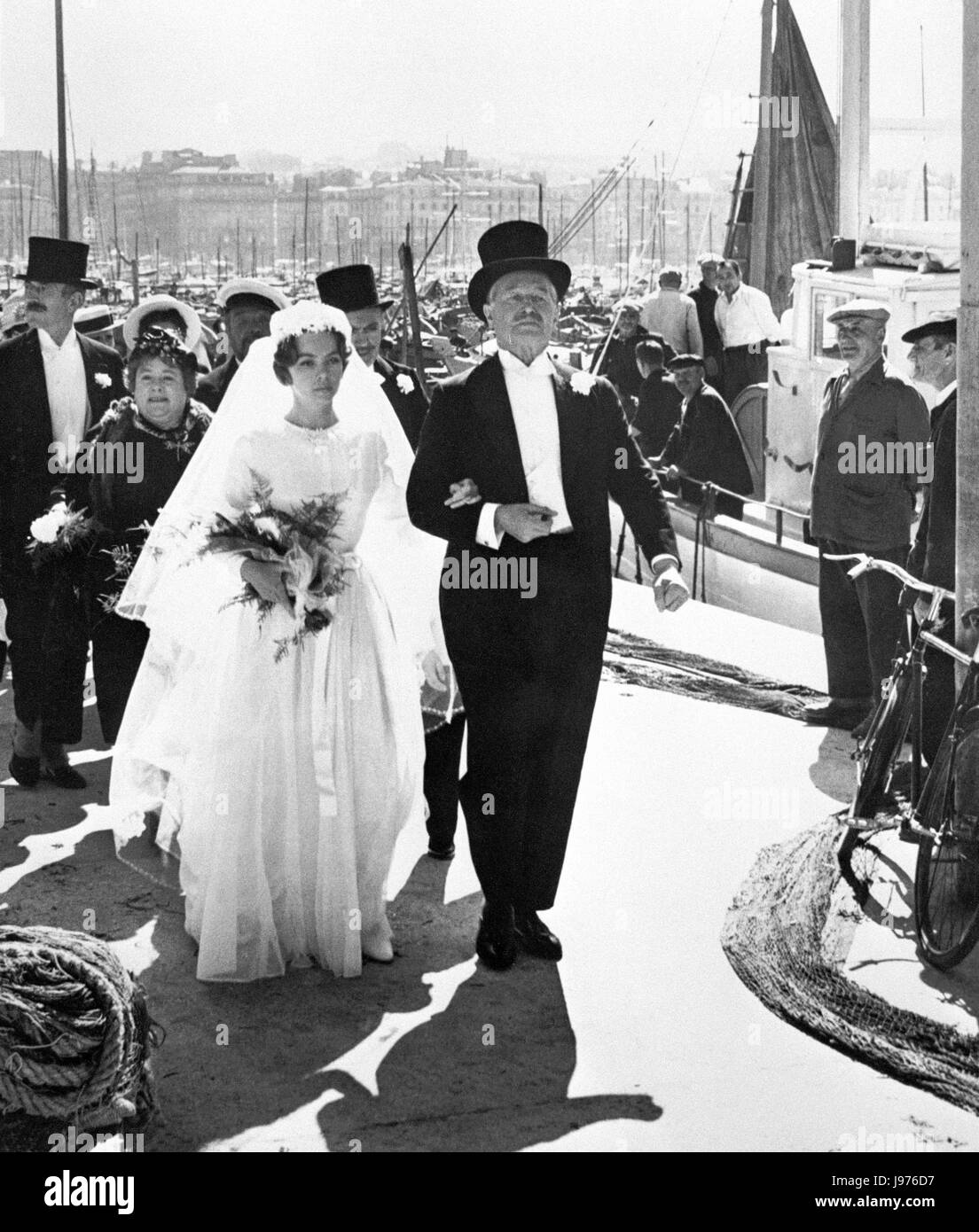 FANNY Fanny / 1960 / EE.UU. Joshua Logan Hochzeitsszene: Leslie Caron (Fanny) und Maurice Chevalier (Panisse). Regie: Joshua Logan aka. Fanny Foto de stock