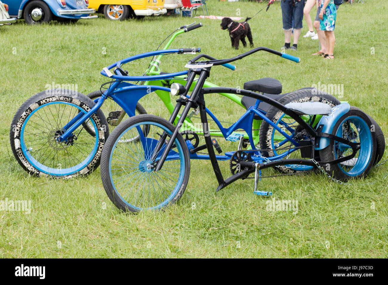 Lowrider bicicletas, bicicletas altamente personalizados en un campo  Fotografía de stock - Alamy