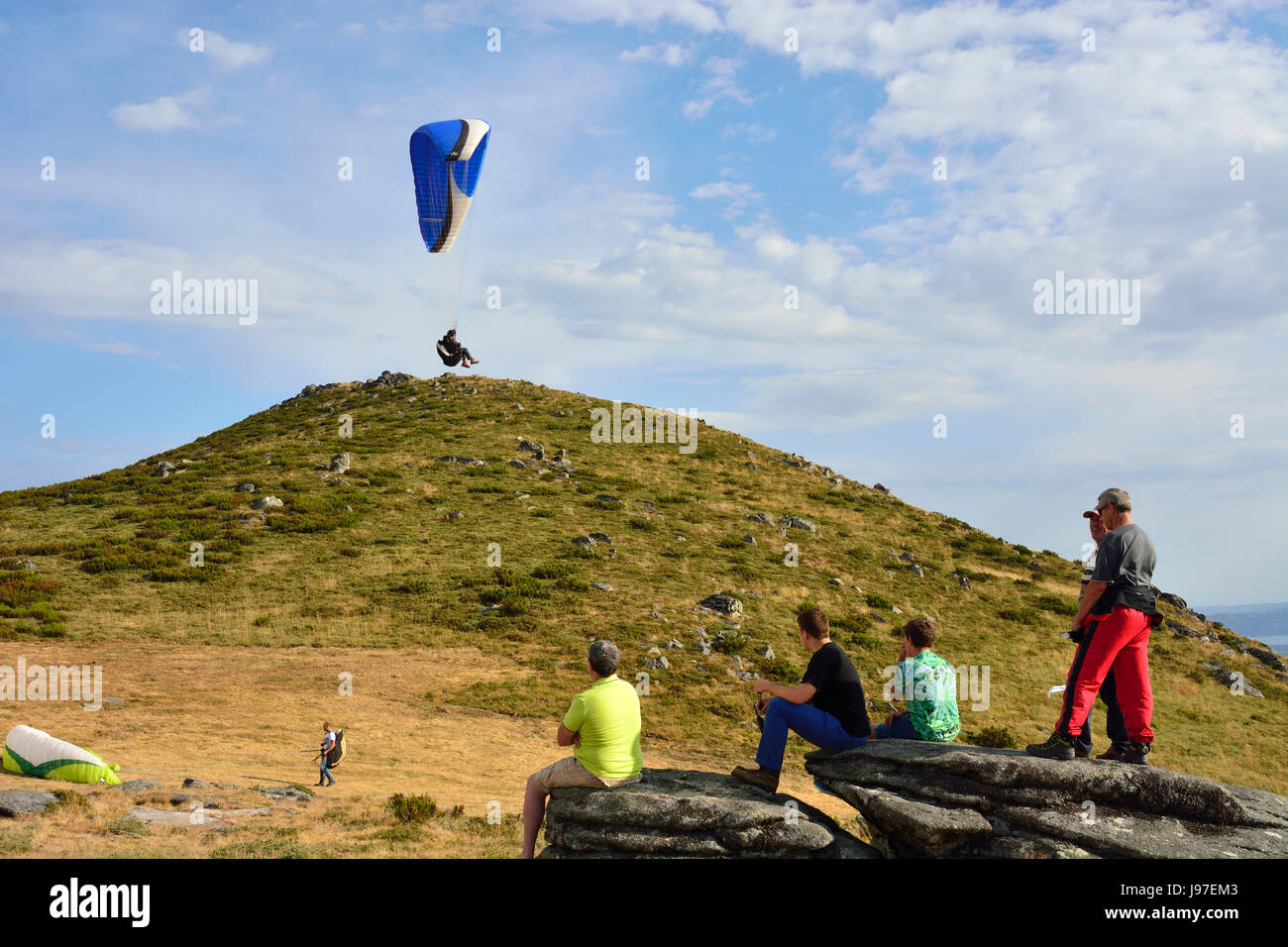 El parapente en Larouco montañas durante la Copa del Mundo de Parapente. Montalegre, Portugal Foto de stock