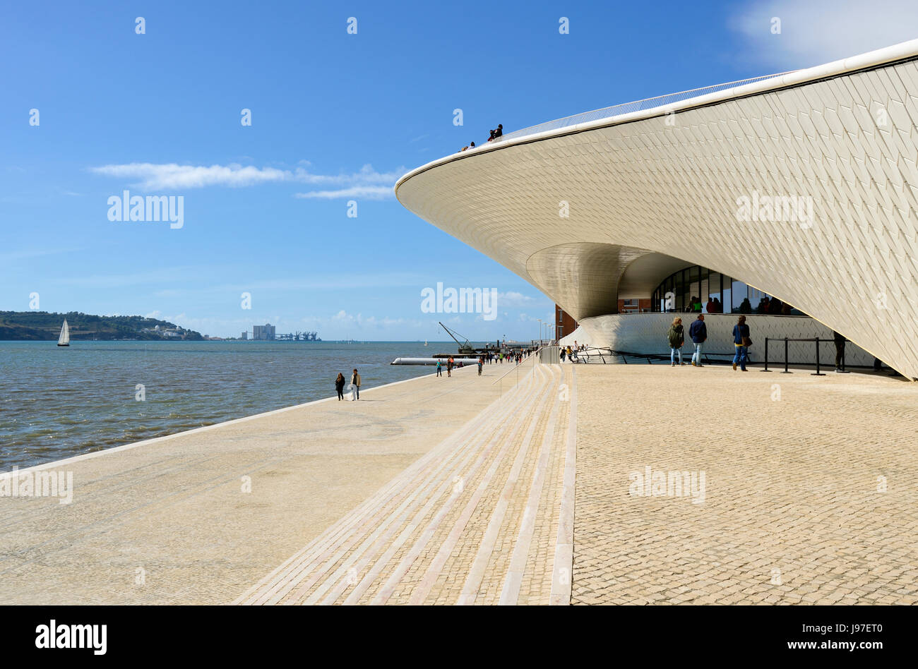 El MAAT (Museo de Arte, Arquitectura y tecnología), bordeando el río Tajo, fue diseñado por el arquitecto británico Amanda Levete. Lisboa, Portugal Foto de stock