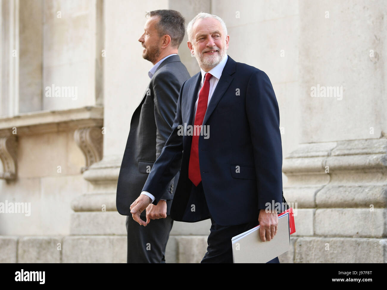 Líder laborista Jeremy Corbyn llega a tomar parte en la elección de la BBC Debate organizado por el presentador de noticias de la BBC Mishal Husain, ya que es transmitido en vivo desde la Casa del Senado, Cambridge. Foto de stock