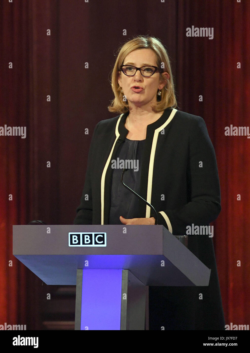 Cultivo alternativo Home Secretario Amber Rudd toma parte en la elección de la BBC Debate organizado por el presentador de noticias de la BBC Mishal Husain, ya que es transmitido en vivo desde la Casa del Senado, Cambridge. Foto de stock
