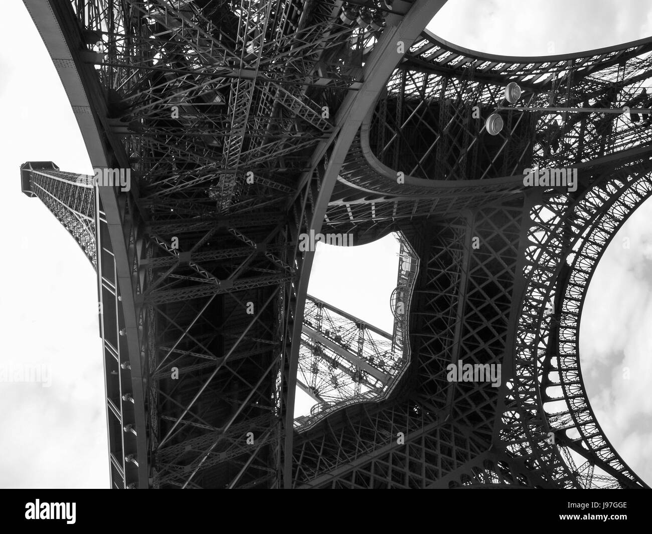 Torre Eiffel, Paris, Francia desde debajo, y rodada en blanco y negro. Foto de stock