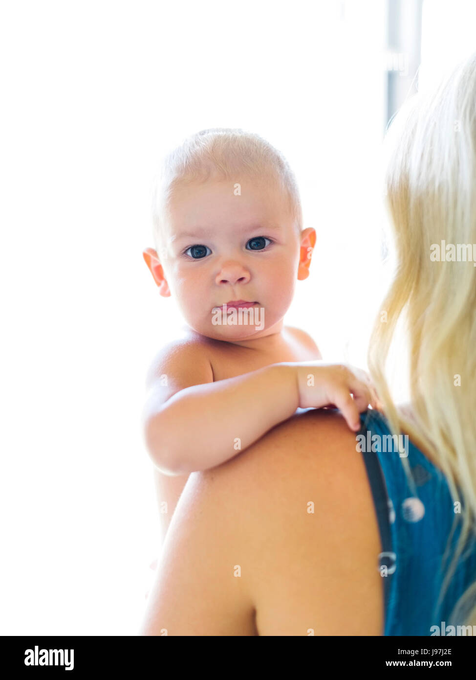 Madre sosteniendo Baby Boy (18-23 meses) Foto de stock