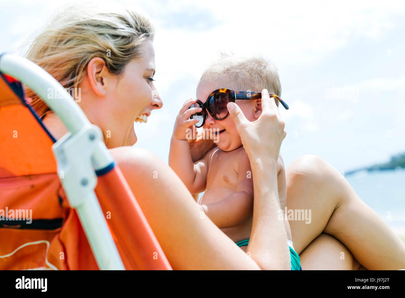 La madre y el hijo pequeño (18-23 meses) divertirse Foto de stock