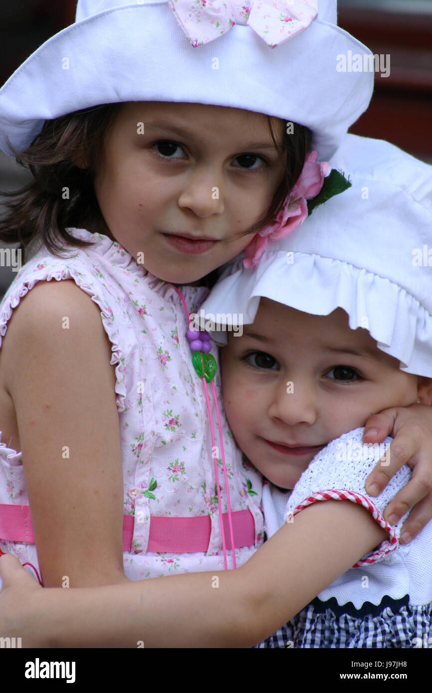 Niños Vestidos A La Moda Fotos e Imágenes de stock - Alamy