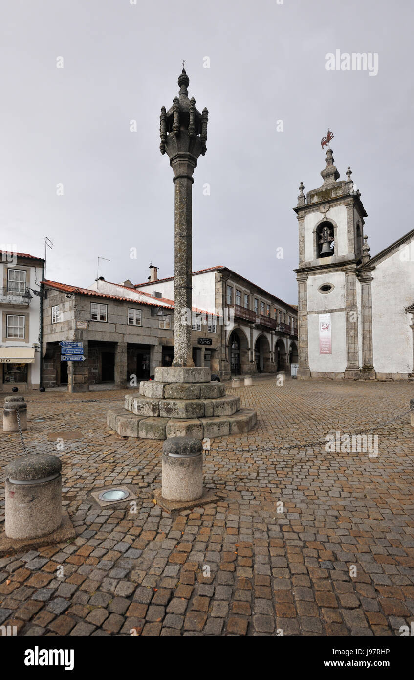La ciudad medieval de Trancoso en un día lluvioso. Portugal Foto de stock