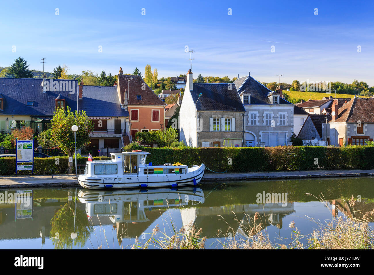 Francia, Cher (18), de la région du Berry, Ménétréol-sous-Sancerre, le petit port de plaisance sur le canal latéral à la Loire // Francia, Cher, Menetreol-sou Foto de stock