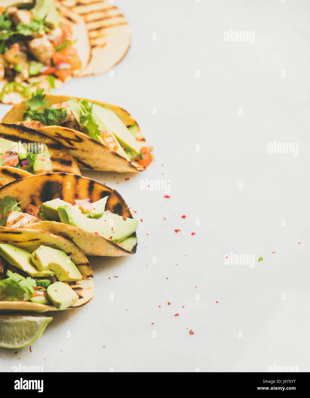 Healthy tortillas de maíz con pollo asado, aguacate, limón, espacio de