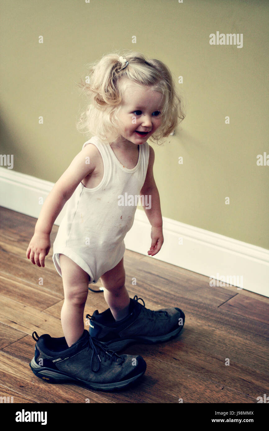 Niña De 5 Años En Las Grandes Zapatos Con Tacones Fotos, retratos, imágenes  y fotografía de archivo libres de derecho. Image 31272397