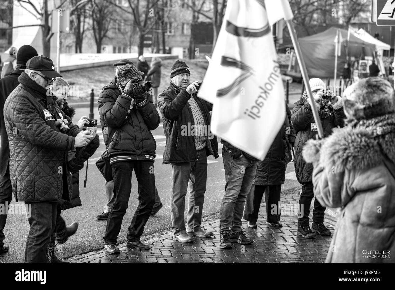 En Polonia las protestas contra el gobierno, contra la nueva ley autoritaria, la lucha por la democracia. Comité para la defensa de la democracia Foto de stock