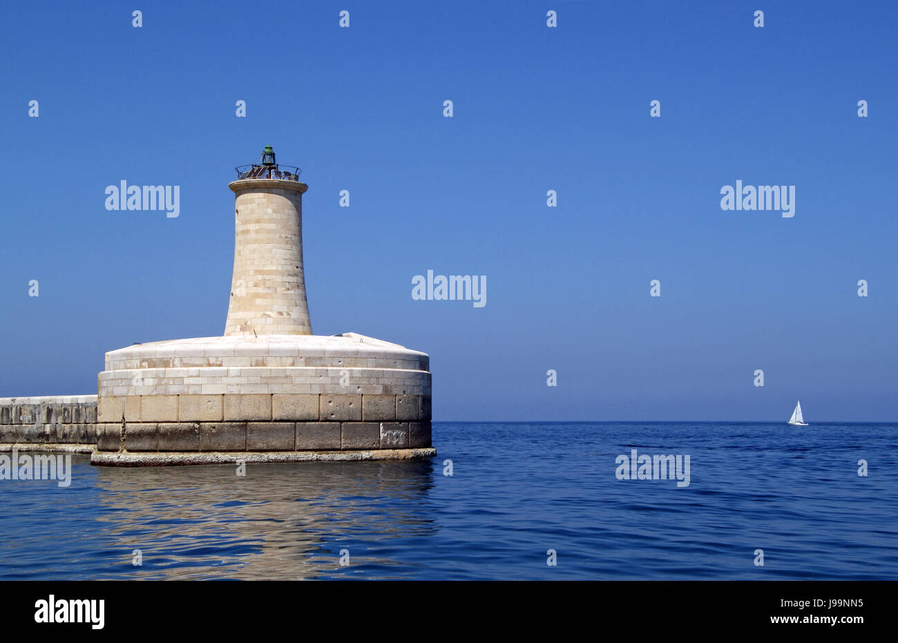 La entrada del puerto de Grand Harbour con velero - Valletta, Malta Foto de stock