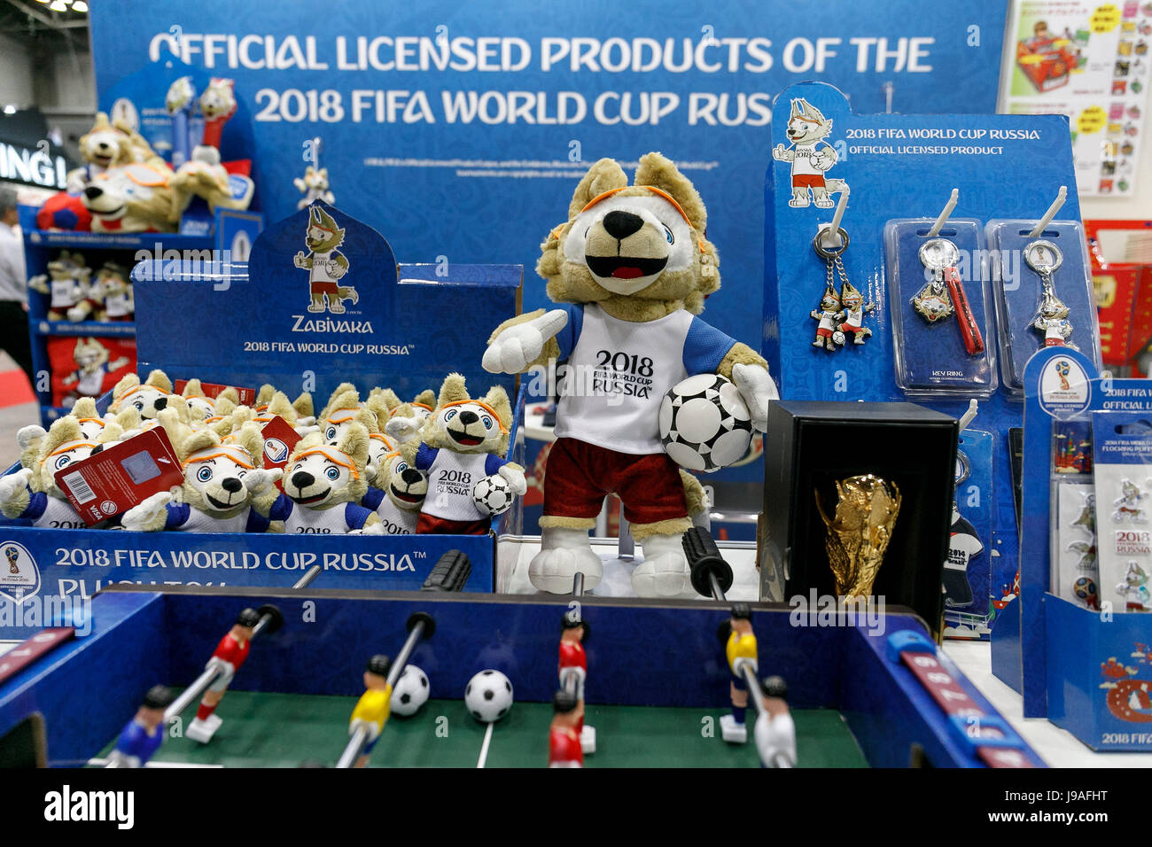 Las muestras de la Copa Mundial de la FIFA 2018 Rusia juguetes en exhibición el International Toy en Tokio Big Sight el 1 de junio de 2017, en