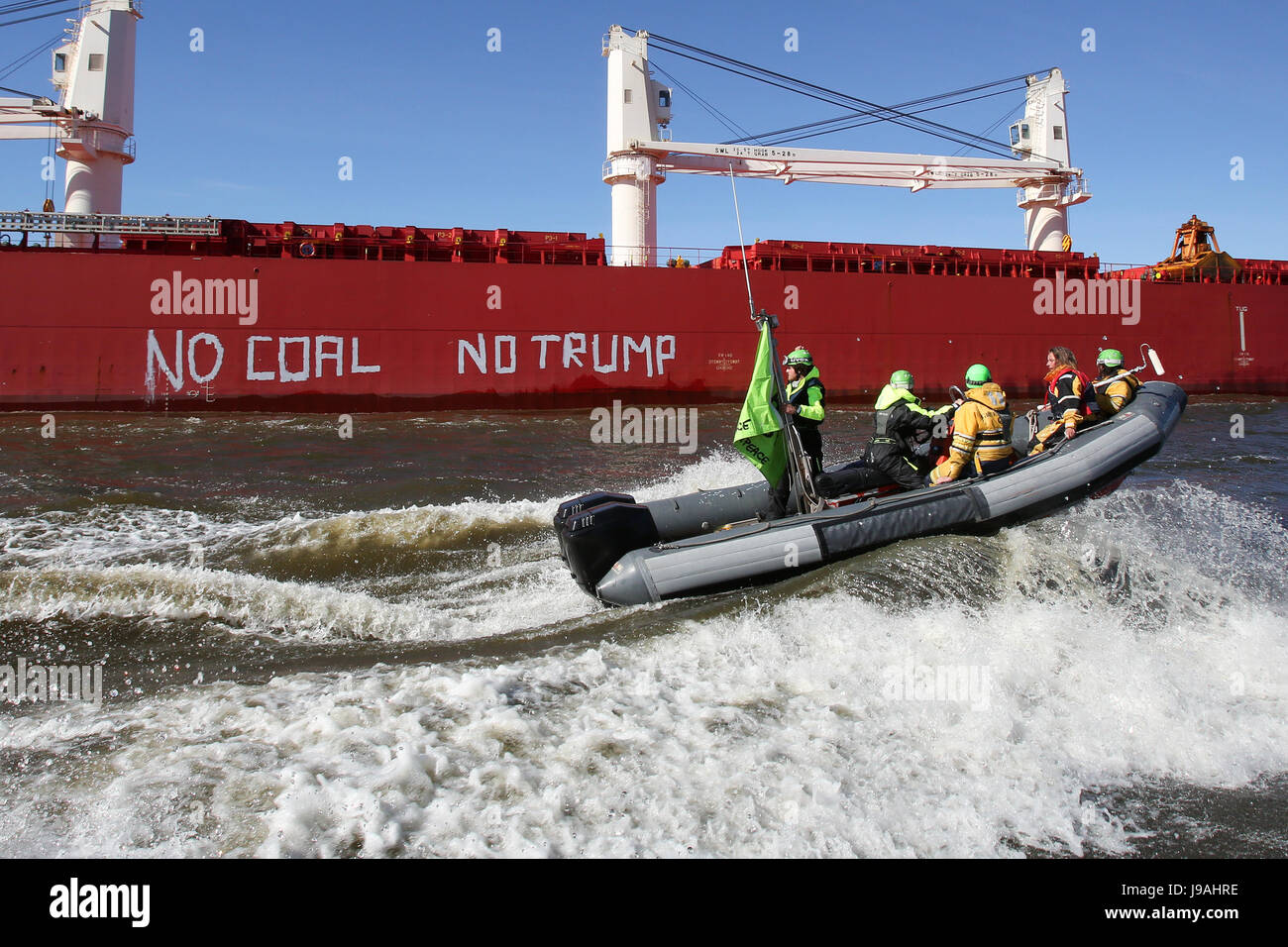 Hamburgo, Alemania. Desde el 01 de junio, 2017. Activistas de Greenpeace siguieron el carguero "BI" de Subaru en balsas inflables y escribió las inscripciones "carbón" y no "No Trump" en el casco del carguero. sobre el río Elba en Hamburgo, Alemania, el 01 de junio de 2017. Los activistas protestaron el jueves contra el Presidente de EEUU, Donald Trump esperada decisión de retirarse del Acuerdo Climático de París. Según Greenpeace el buque carguero llevó alrededor de 60.000 toneladas de carbón desde Texas a Alemania. Foto: Bodo Marca/dpa/Alamy Live News Foto de stock