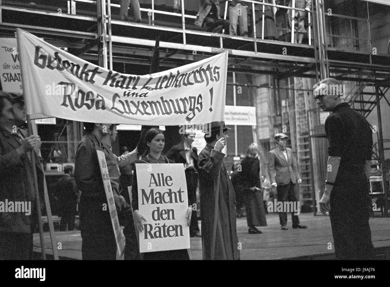 Berlín, Alemania. Desde el 01 de junio, 2017. Archivo - Imagen de archivo de fecha 31 de octubre de 1968 mostrando director Peter Palitzsch (R) durante una representación de la obra 'Toller' de Tankred. La editorial Suhrkamp anunció que Dorst murió a la edad de 91 años en Berlín, Alemania, el 01 de junio de 2017. Foto: Fritz Fischer/dpa/Alamy Live News Foto de stock