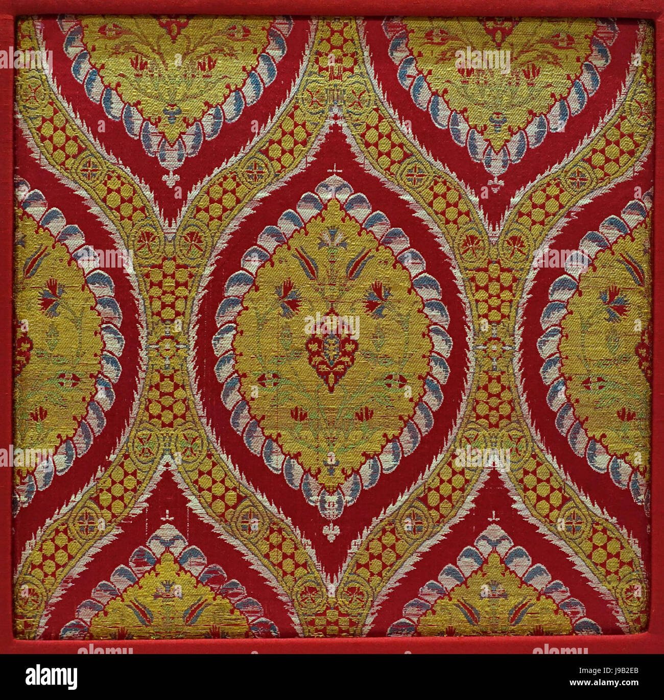 Fragmento textil otomano con bóvedas de patrón, probablemente, Estambul, Turquía, 1570 1580 AD, seda, hilo, lampas envuelta metálica (kemha) Museo Aga Khan en Toronto, Canadá DSC06833 Foto de stock