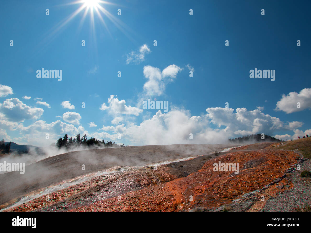 Vapor de agua de escorrentía desde el Excelsior Geyser en el Parque Nacional de Yellowstone, en Wyoming, EE.UU. Foto de stock