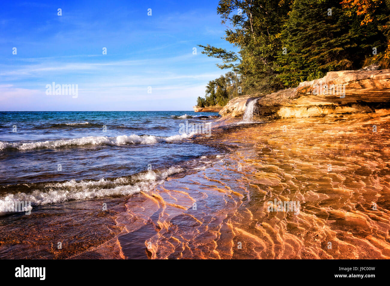 Vista de la orilla rocosa y de las aguas del lago superior de Michigan en la península superior, Foto de stock