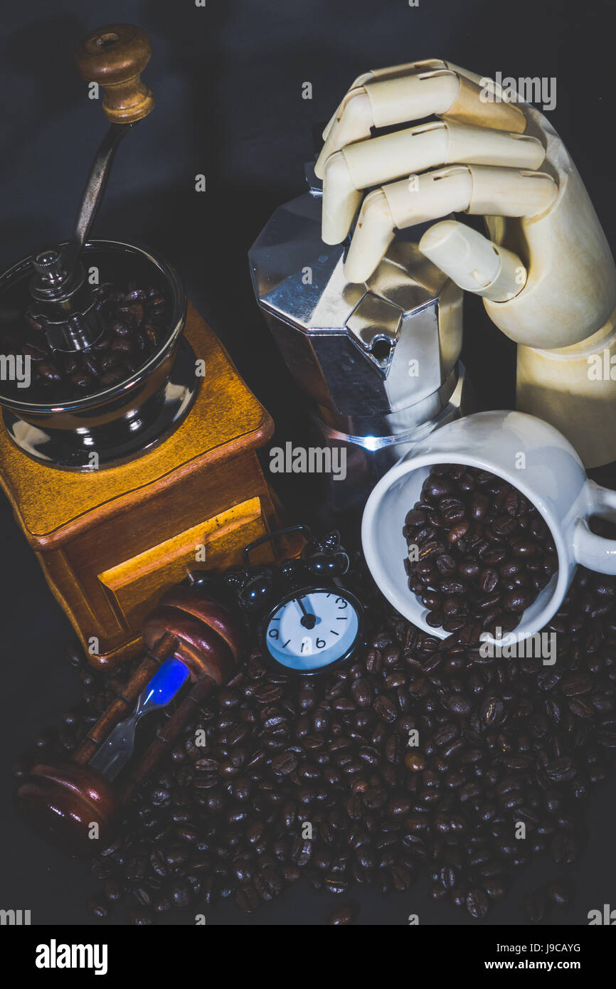 Molinillo de café de la cafetera, reloj alarma de reloj de arena sobre los  granos de café. Taza de café lleno de granos de café Fotografía de stock -  Alamy
