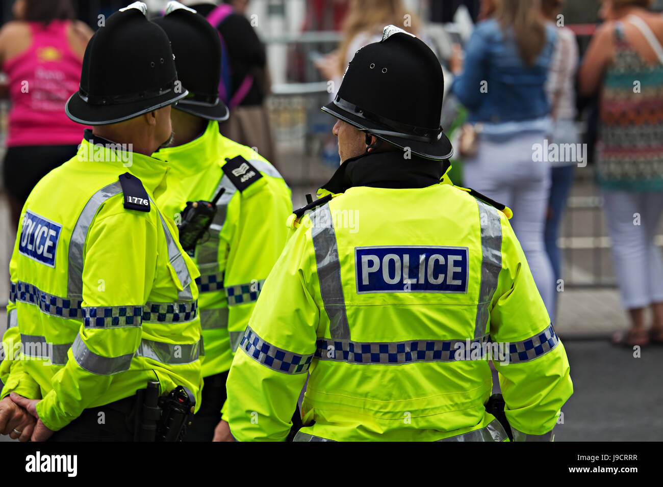 LIVERPOOL, REINO UNIDO, 28 de mayo de 2017. La policía británica en alta visibilidad uniforme antidisturbios charlando mientras deber Foto de stock