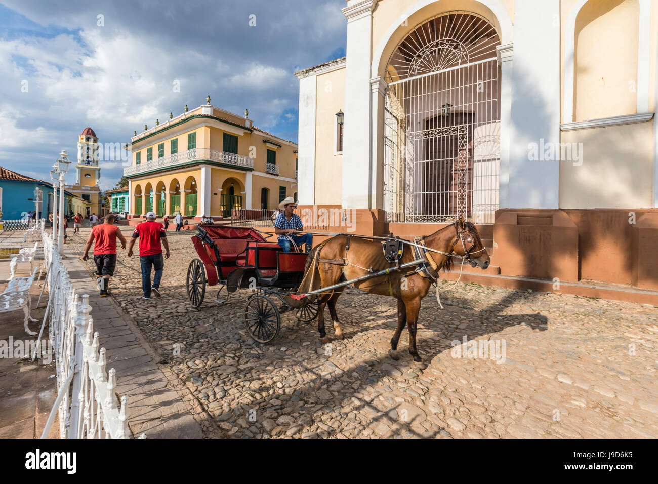 Un coche de caballos, conocida localmente como un coche en la Plaza Mayor, en la ciudad de Trinidad, la UNESCO, Cuba, Las Antillas, Caribe Foto de stock
