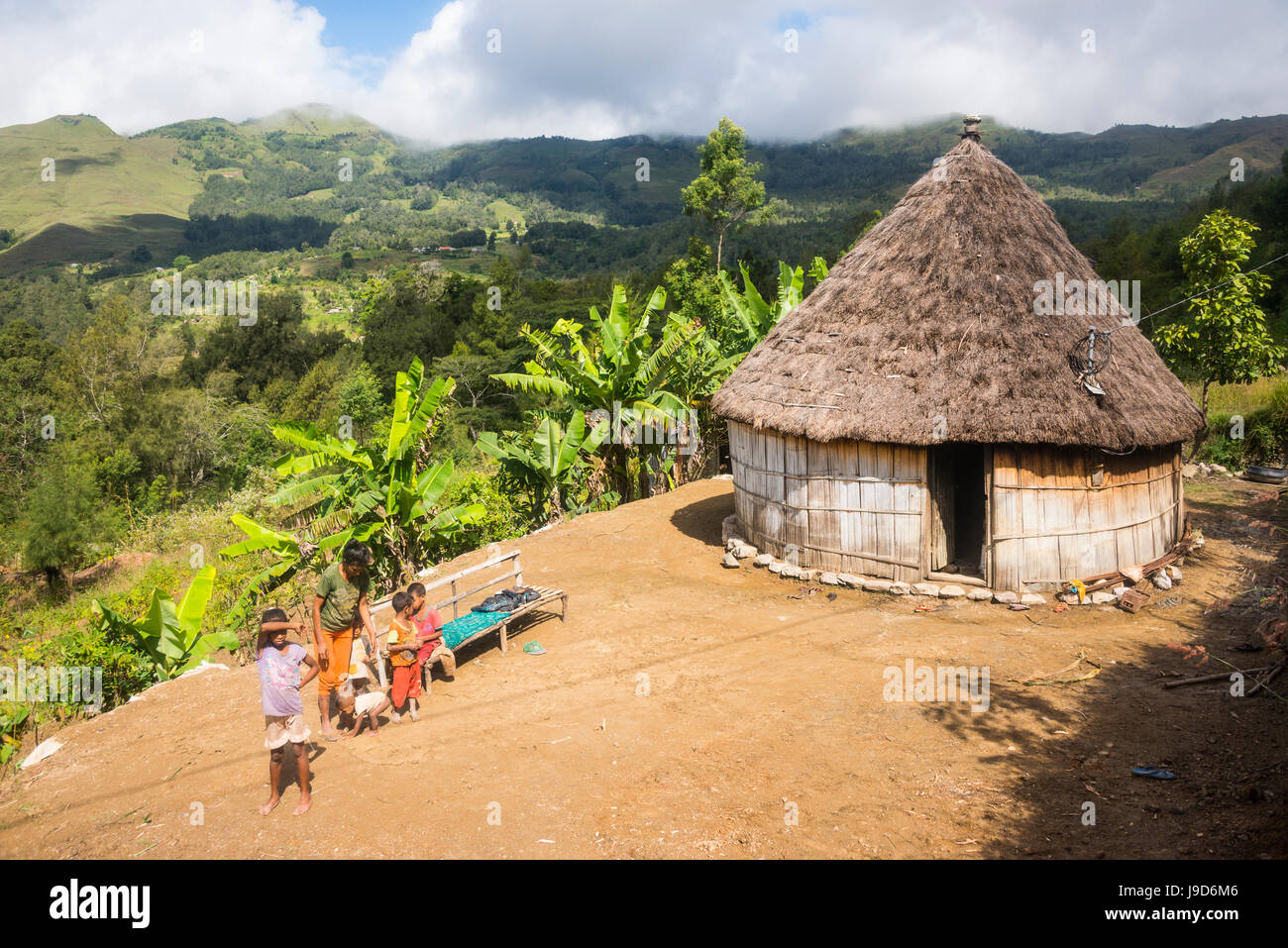 Casa tradicional en las montañas de Maubisse, Timor Oriental, Sudeste Asiático, Asia Foto de stock