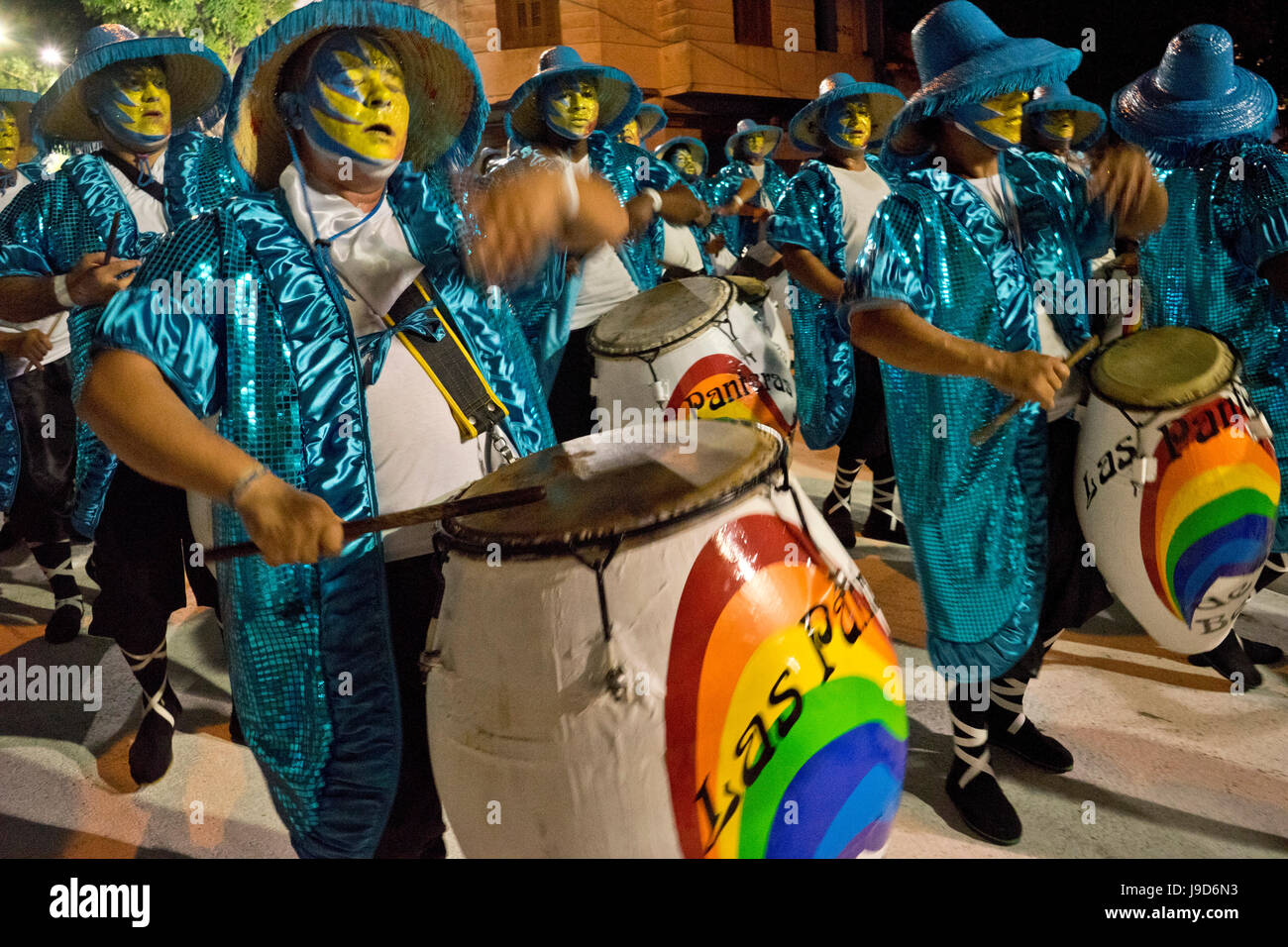 Murgas tradicionales y las escuelas de samba realizan en las calles durante el carnaval en Montevideo, Uruguay, América del Sur Foto de stock
