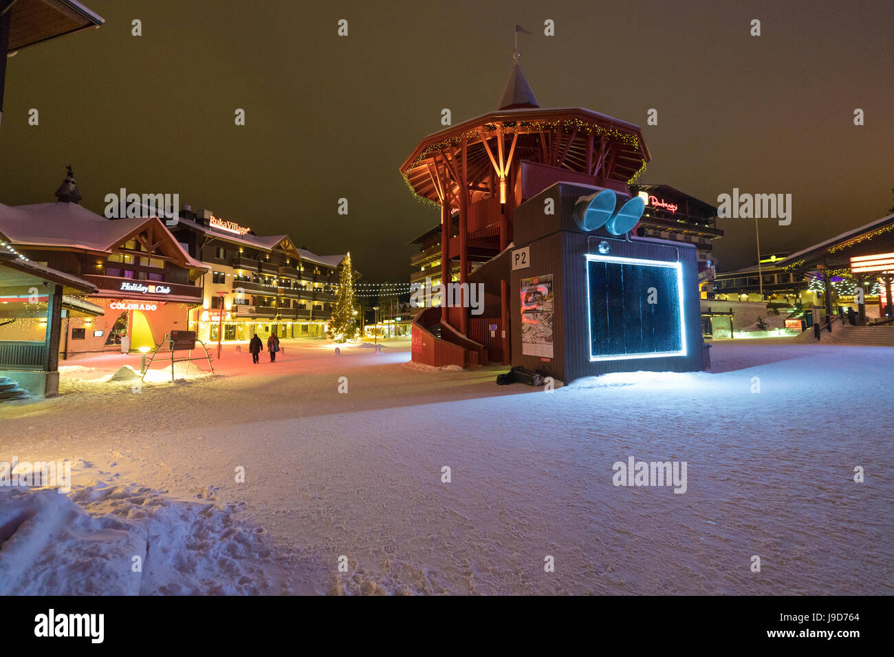 Vista nocturna de la aldea alpina y estación de esquí cubierto con nieve, Ruka, Kuusamo, región de Ostrobotnia, Laponia, Finlandia, Europa Foto de stock