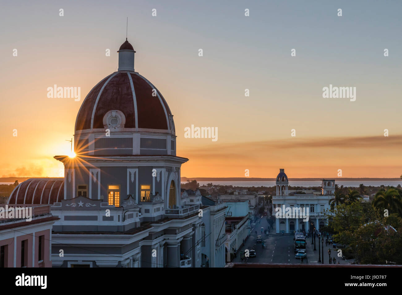 Antiguo Ayuntamiento, hogar del edificio del gobierno provincial al atardecer, UNESCO, Cienfuegos, Cuba, Las Antillas, Caribe Foto de stock