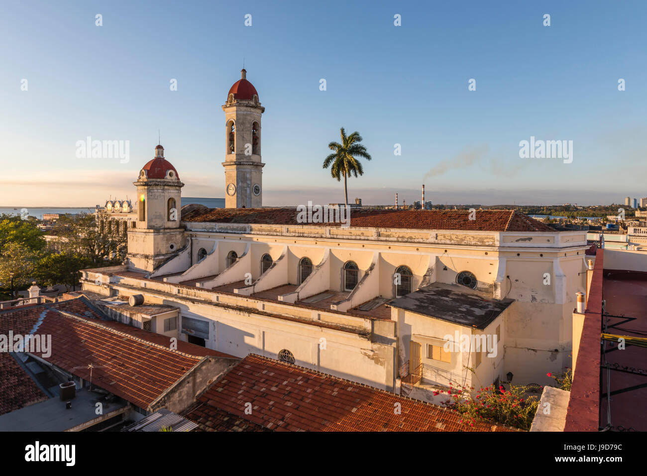 La Catedral de la Purísima Concepción, en la Plaza José Martí, Cienfuegos, Sitio del Patrimonio Mundial de la UNESCO, Cuba, Las Antillas, Caribe Foto de stock