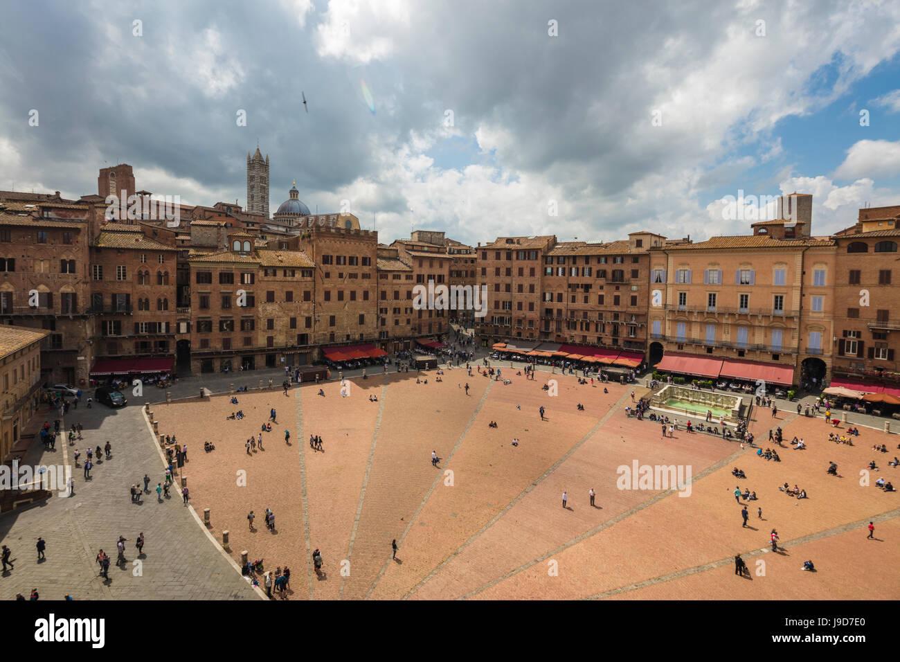 Vista superior de la Piazza del Campo con los edificios históricos y la Fonte Gaia Fountain, Siena, UNESCO, Toscana, Italia Foto de stock