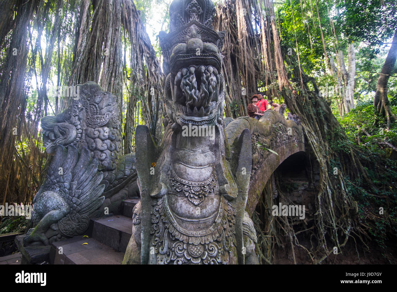 Muy bellos tallados puente con sobrecrecimiento árboles sagrados, Monkey Forest Sanctuary, Ubud, Bali, Indonesia, Sudeste Asiático, Asia Foto de stock