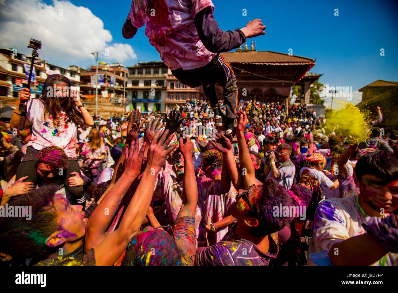 Multitud arrojando pigmento en el festival de Holi, la Plaza Durbar, Katmandú, Nepal, Asia Foto de stock