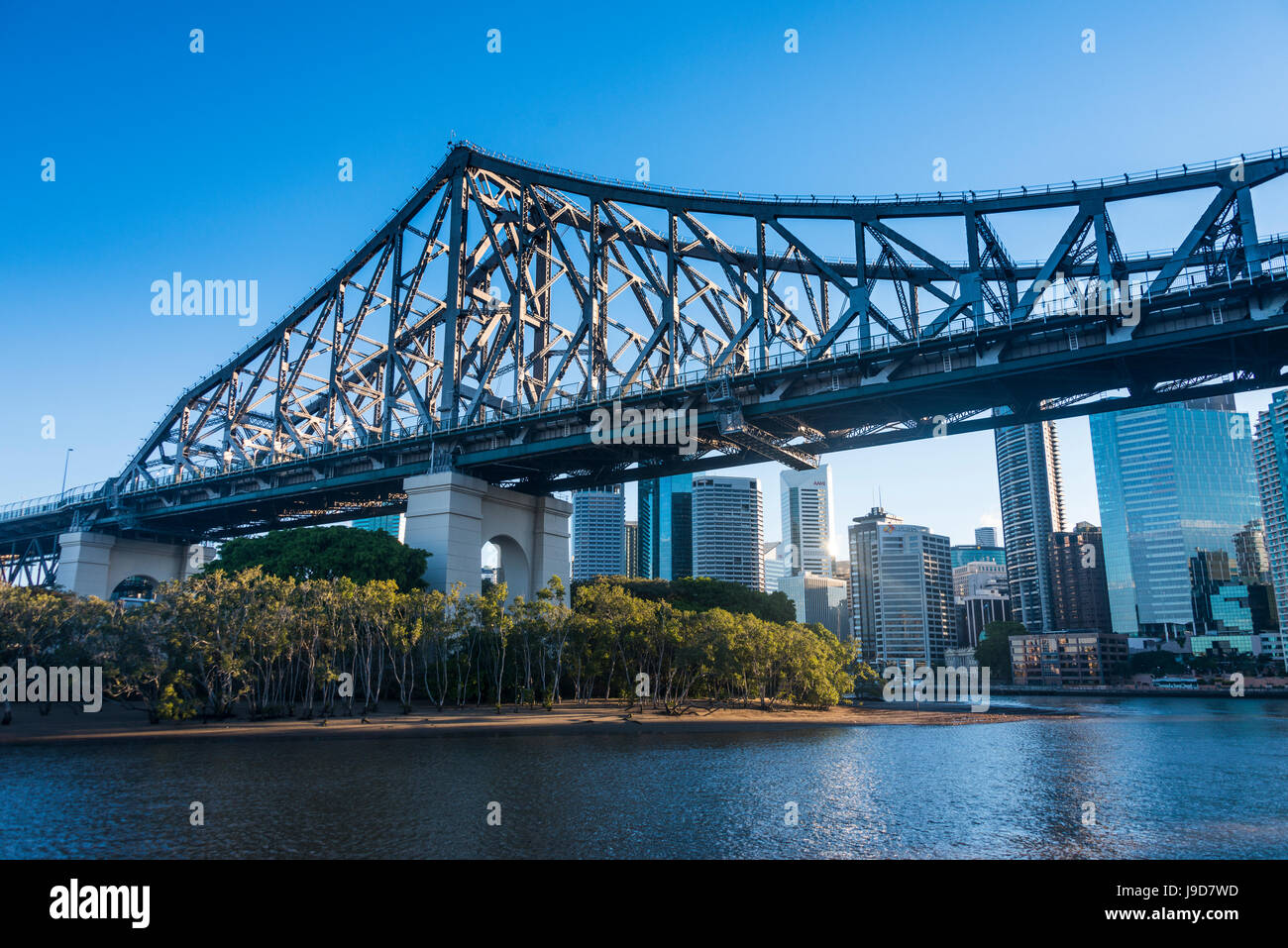 Tren de hierro bridge (puente Story) cruzando el río Brisbane, Brisbane, Queensland, Australia, el Pacífico Foto de stock