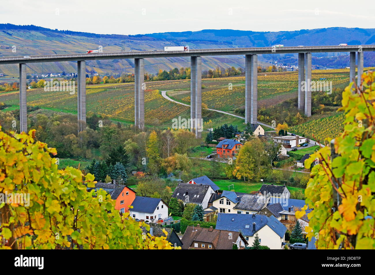 Puente Carretero de la autopista A1 y cerca cayó, valle de Mosela, Renania-Palatinado, Alemania, Europa Foto de stock