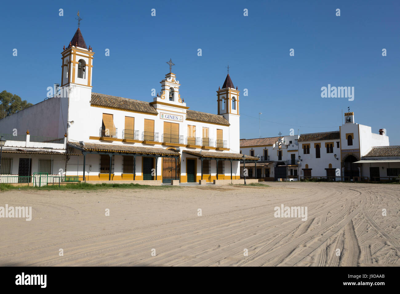 Las calles de arena y casas de hermandad, El Rocío, la provincia de Huelva, Andalucía, España, Europa Foto de stock