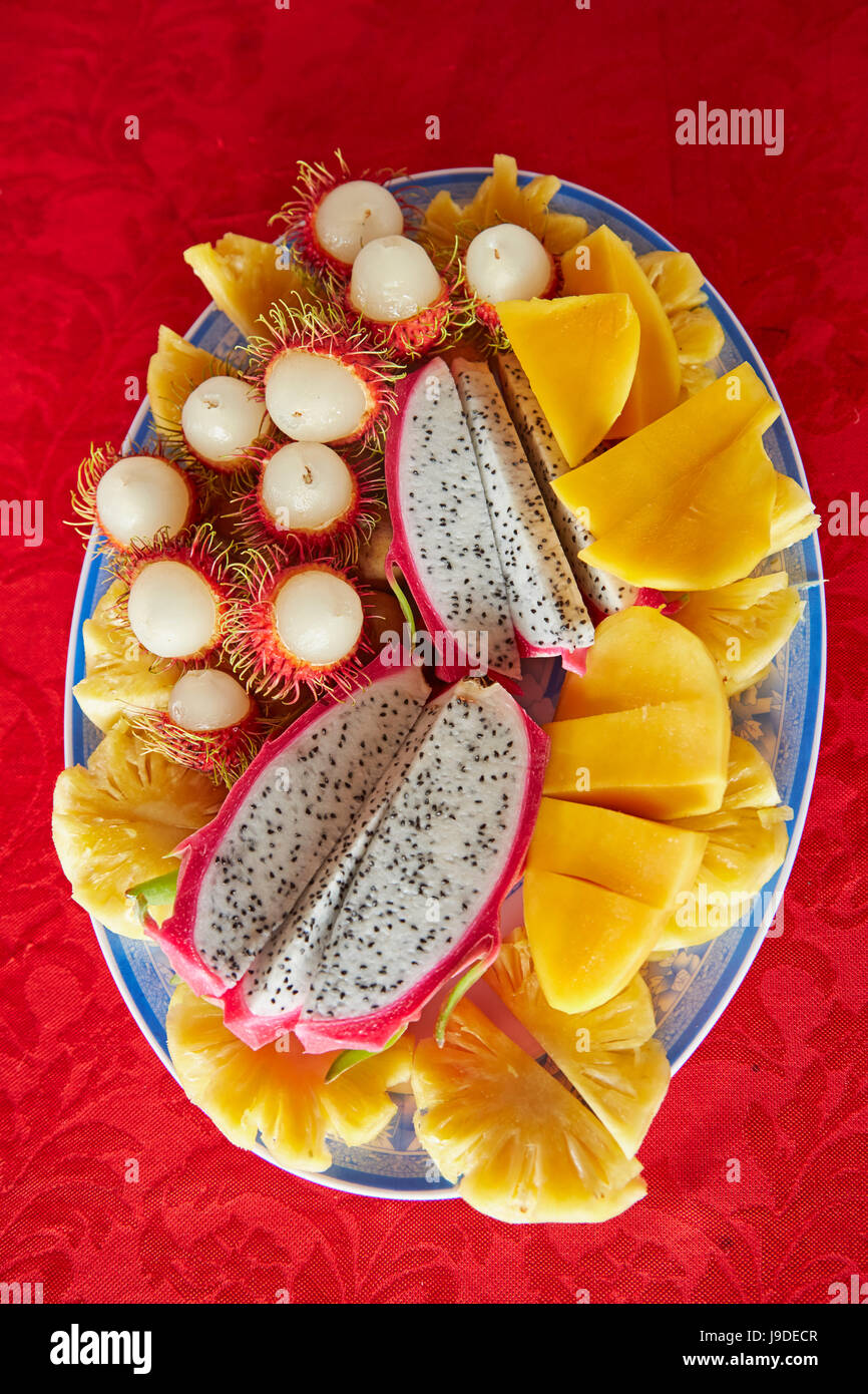 Plato de frutas tropicales en el restaurante, Tan Thanh, playa de la provincia de Tien Giang, Delta del Mekong, Vietnam Foto de stock