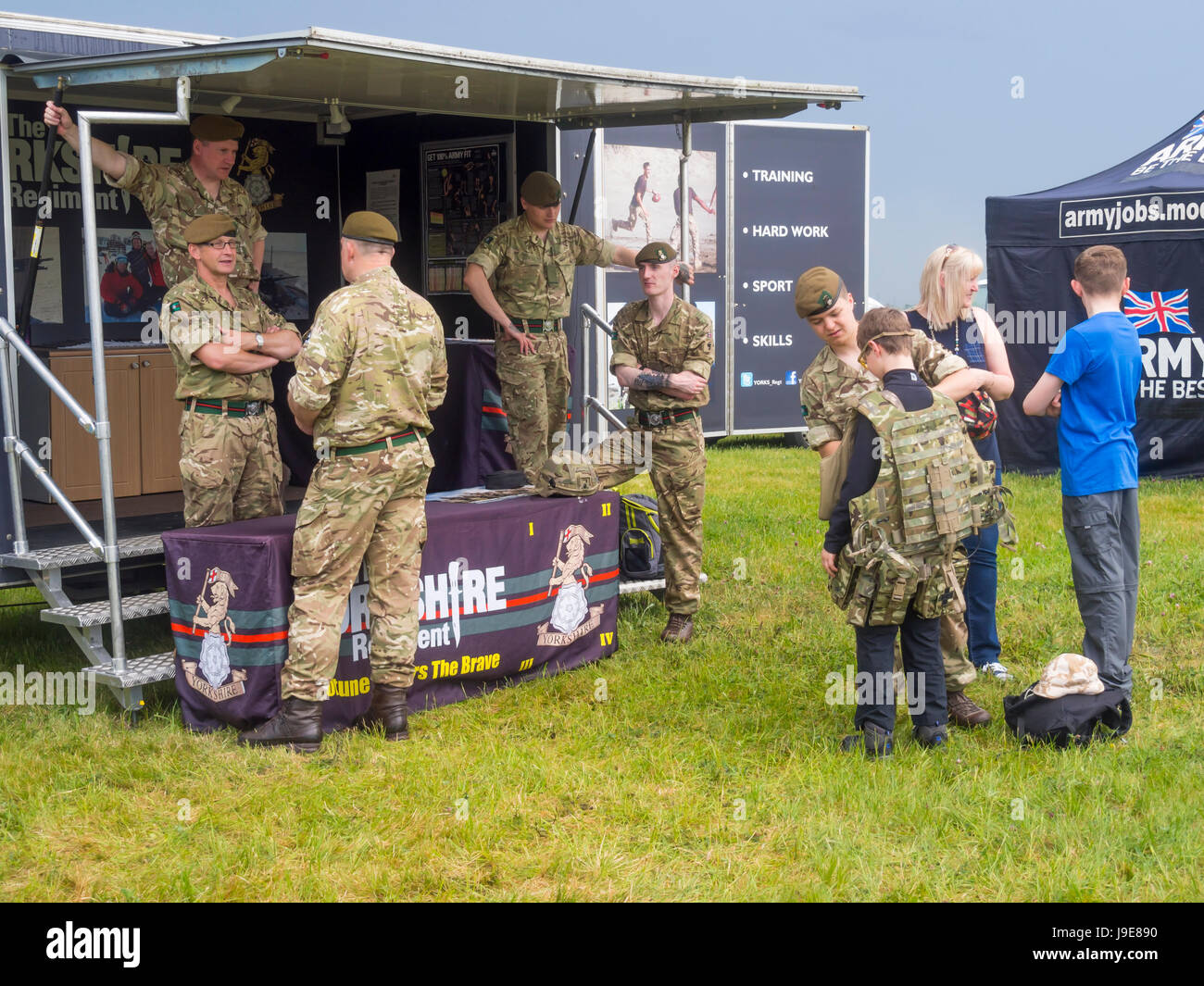Una pantalla de reclutamiento del ejército en el Regimiento de Yorkshire con un soldado tratando kit en un joven Skylive Airshow en Durham Tees Valley Airport 2017 Foto de stock