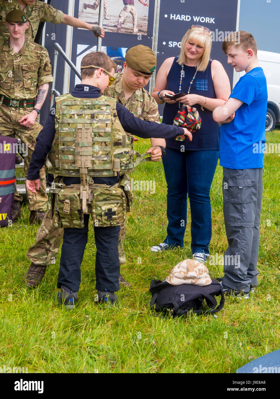 Una pantalla de reclutamiento del ejército en el regimiento de Yorkshire con un soldado tratando kit en un joven skylive airshow en Durham tees valley airport 2017 Foto de stock