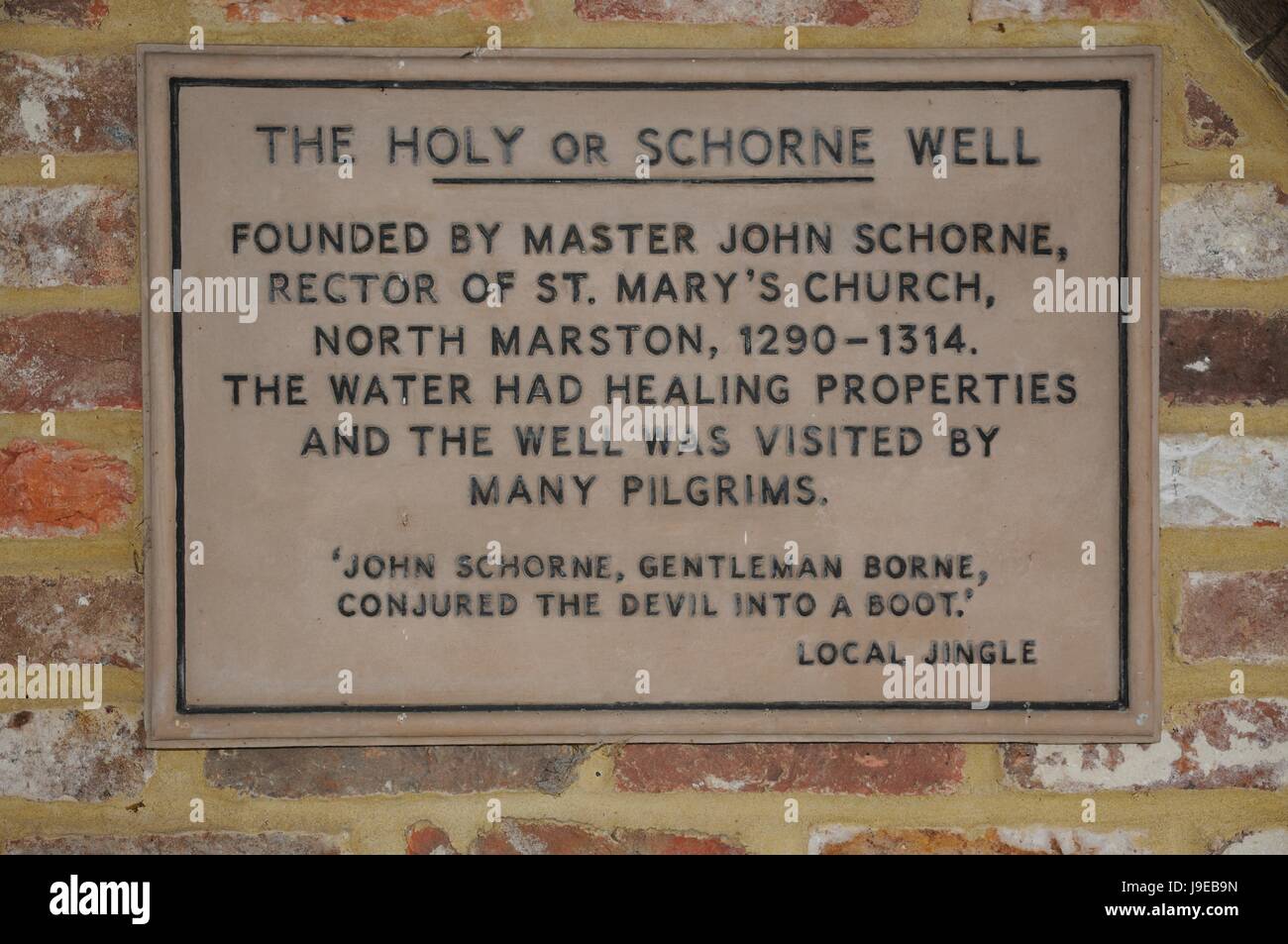 Placa en Schorne bien, Norte de Marston, Buckinghamshire Foto de stock