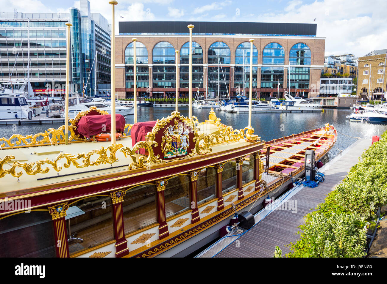 Gloriana barcaza en St Katharine Docks - encargado de Falúas Reales como homenaje a la Reina Isabel II por sus bodas de diamante Foto de stock